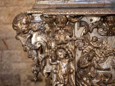 Ogni centimetro di superficie � ricoperto da minuziose incisioni barocche che lasciano a bocca aperta...